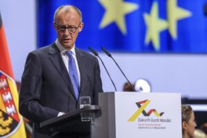 El canciller germano, Friedrich Merz, pronuncia un discurso durante la reciente celebración del Día de la Unidad alemana en Saarbruecken (Alemania). EFE/EPA/CHRISTOPHER NEUNDORF / POOL