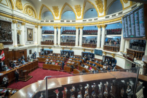 Fotografía que muestra el Congreso durante una sesión este jueves, en Lima (Perú). El Congreso de Perú destituyó de manera exprés a la presidenta, Dina Boluarte, tras aglutinar cuatro mociones de vacancia (destitución) para declarar su "permanente incapacidad moral" para enfrentar la creciente inseguridad ciudadana y el auge del crimen organizado, cuando faltan escasos seis meses para las elecciones generales de 2026. 
EFE/ John Reyes Mejia