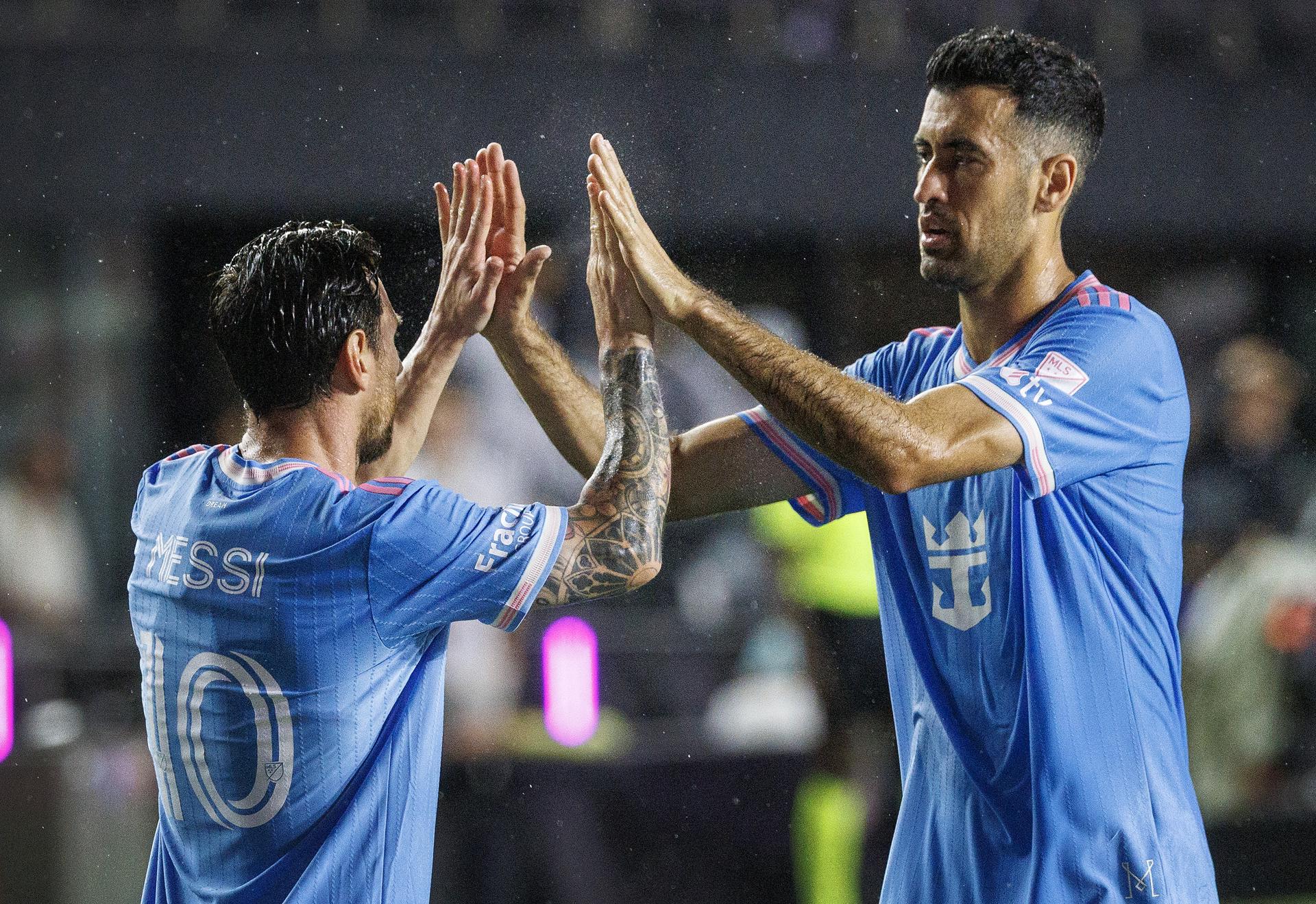 Lionel Messi y Sergio Busquets celebran este sábado en Fort Lauderdale (Florida) la goleada por 4-1 infligida a New England Revolution. EFE/EPA/CRISTOBAL HERRERA-ULASHKEVICH
