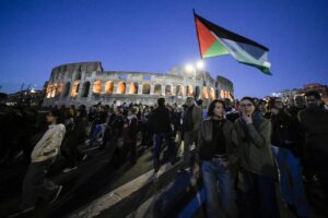 Manifestantes participan en una manifestación por Gaza en el Coliseo tras la incautación por parte del ejército israelí de los buques de la Flotilla Global Sumud (GSF), en Roma, Italia, el 2 de octubre de 2025. La Flotilla Global Sumud, una iniciativa marítima internacional que inició sus operaciones en agosto de 2025 rumbo a la Franja de Gaza, tenía como objetivo romper el bloqueo israelí y entregar ayuda humanitaria a Gaza. El 2 de octubre, fuerzas de la armada israelí interceptaron varios buques de la flotilla y arrestaron a numerosos activistas a bordo. (Protestas, Italia, Roma) EFE/EPA/RICCARDO ANTIMIANI