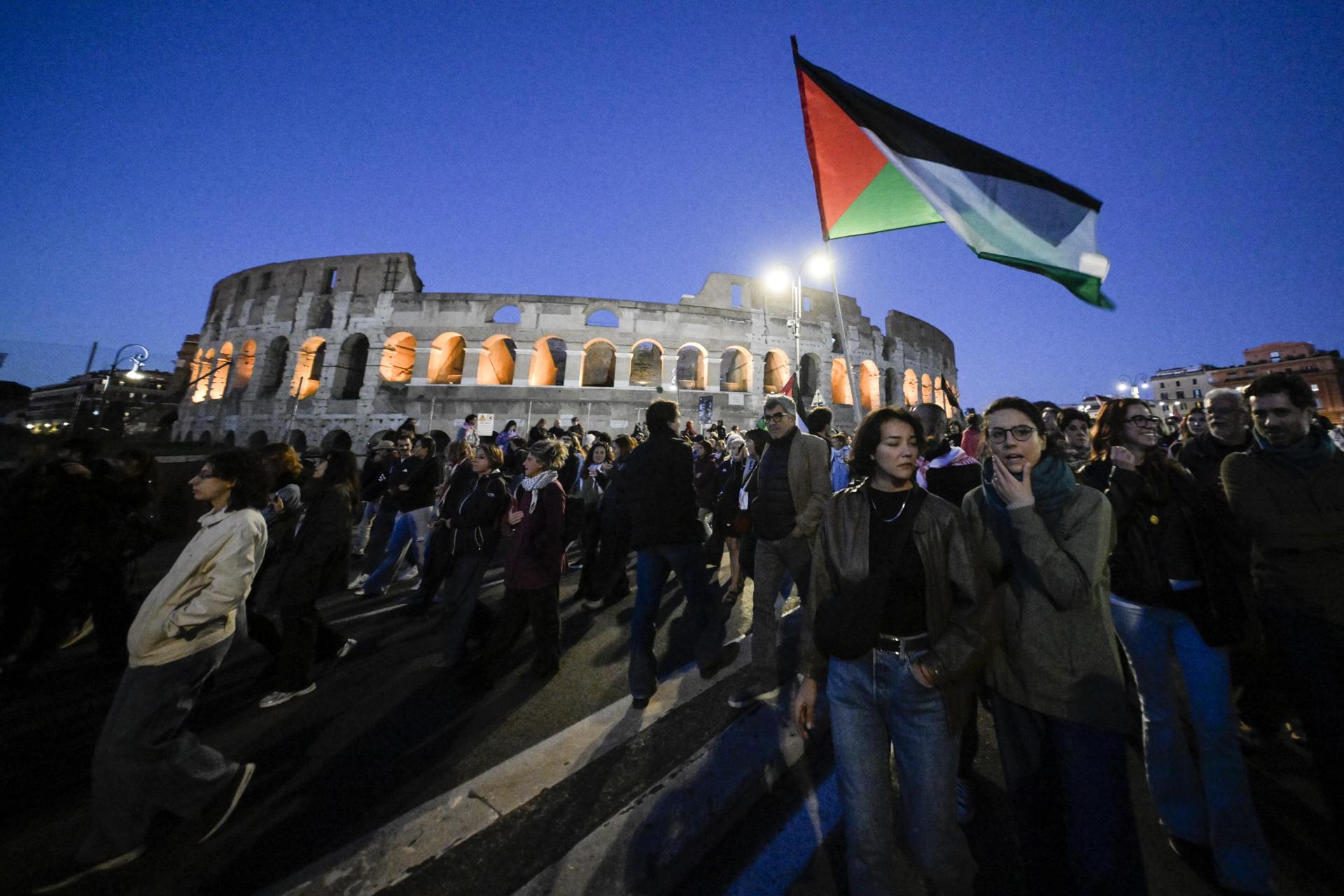 Manifestantes participan en una manifestación por Gaza en el Coliseo tras la incautación por parte del ejército israelí de los buques de la Flotilla Global Sumud (GSF), en Roma, Italia, el 2 de octubre de 2025. La Flotilla Global Sumud, una iniciativa marítima internacional que inició sus operaciones en agosto de 2025 rumbo a la Franja de Gaza, tenía como objetivo romper el bloqueo israelí y entregar ayuda humanitaria a Gaza. El 2 de octubre, fuerzas de la armada israelí interceptaron varios buques de la flotilla y arrestaron a numerosos activistas a bordo. (Protestas, Italia, Roma) EFE/EPA/RICCARDO ANTIMIANI