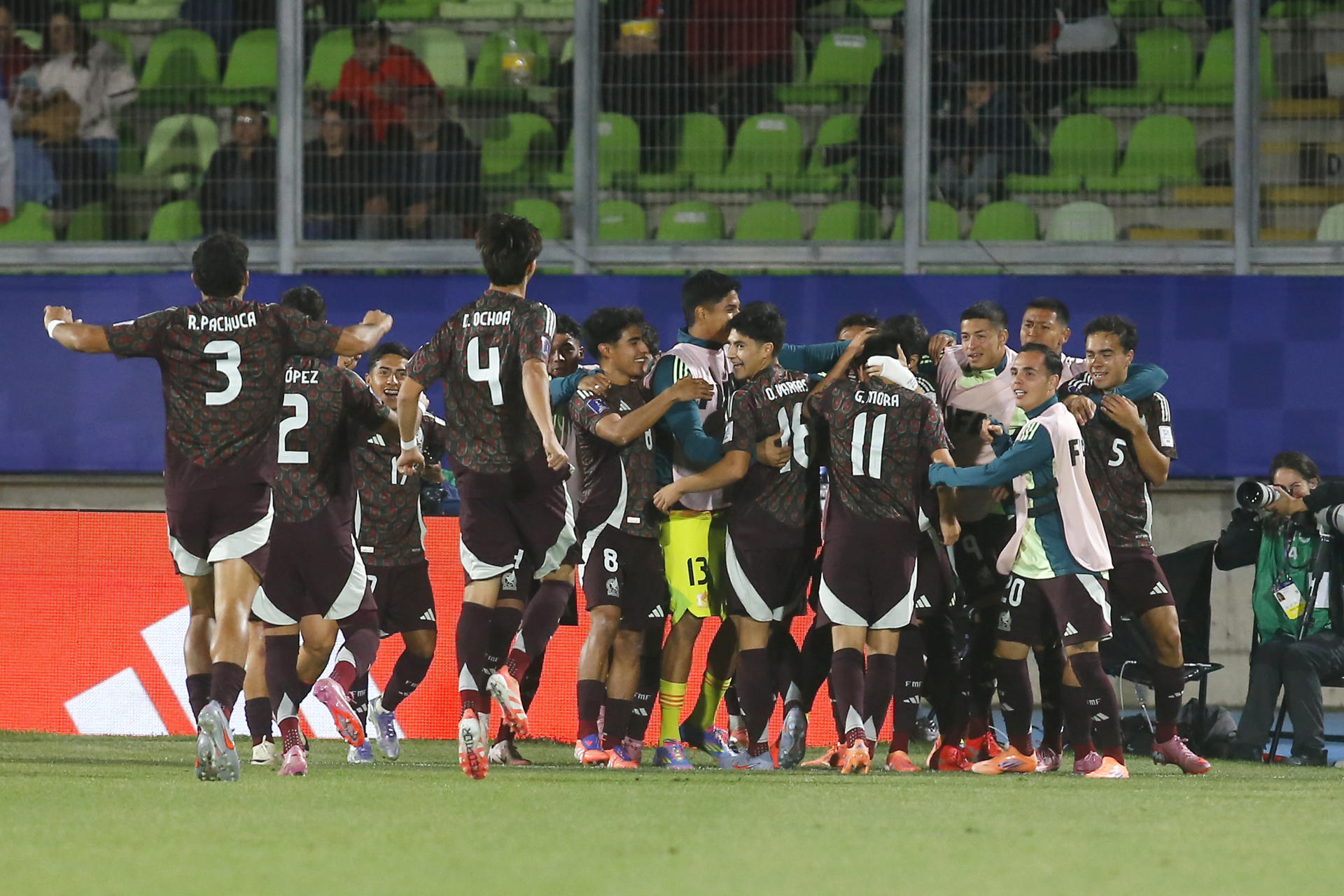 Jugadores de México celebran un gol en un partido de octavos de final del Mundial Sub-20. EFE/Esteban Garay
