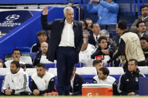 Jose Mourinho, entrenador del Benfica, saluda a la afición del Chelsea, su exequipo, durante el partido de la Liga de Campeones que disputó el martes en Stamford Bridge. EFE/EPA/TOLGA AKMEN