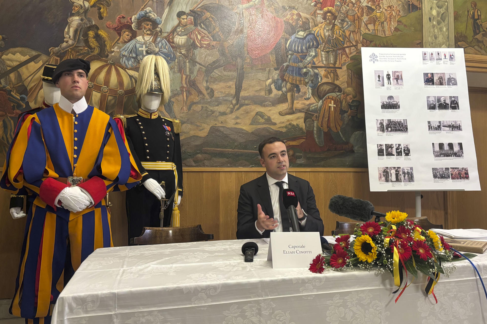 La Guardia Suiza, el cuerpo militar que protege a los pontífices desde hace siglos, recupera parte de su estética original dos días antes del juramento, con un nuevo uniforme de representación diseñado para ser "fiel a la línea del pasado" y asemejarse al que estuvo en uso hace quinientos años. En la imagen, el portavoz de la Guardia Suiza, Eliah Cinotti. EFE/ Carlos Expósito