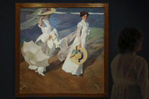 La Fundación Bancaja presenta la exposición "Sorolla. Obras maestras del Museo Sorolla", una selección de las creaciones más destacadas de la colección de pintura del Museo Sorolla y de la Fundación Museo Sorolla, como Paseo a la orilla del mar, El baño del caballo o La siesta, que se exponen en València por el cierre temporal de la casa-museo del artista en Madrid para su ampliación y rehabilitación. En la imagen una mujer hombre observa la obra "Paseo a la orilla del mar" (1909). EFE/Ana Escobar