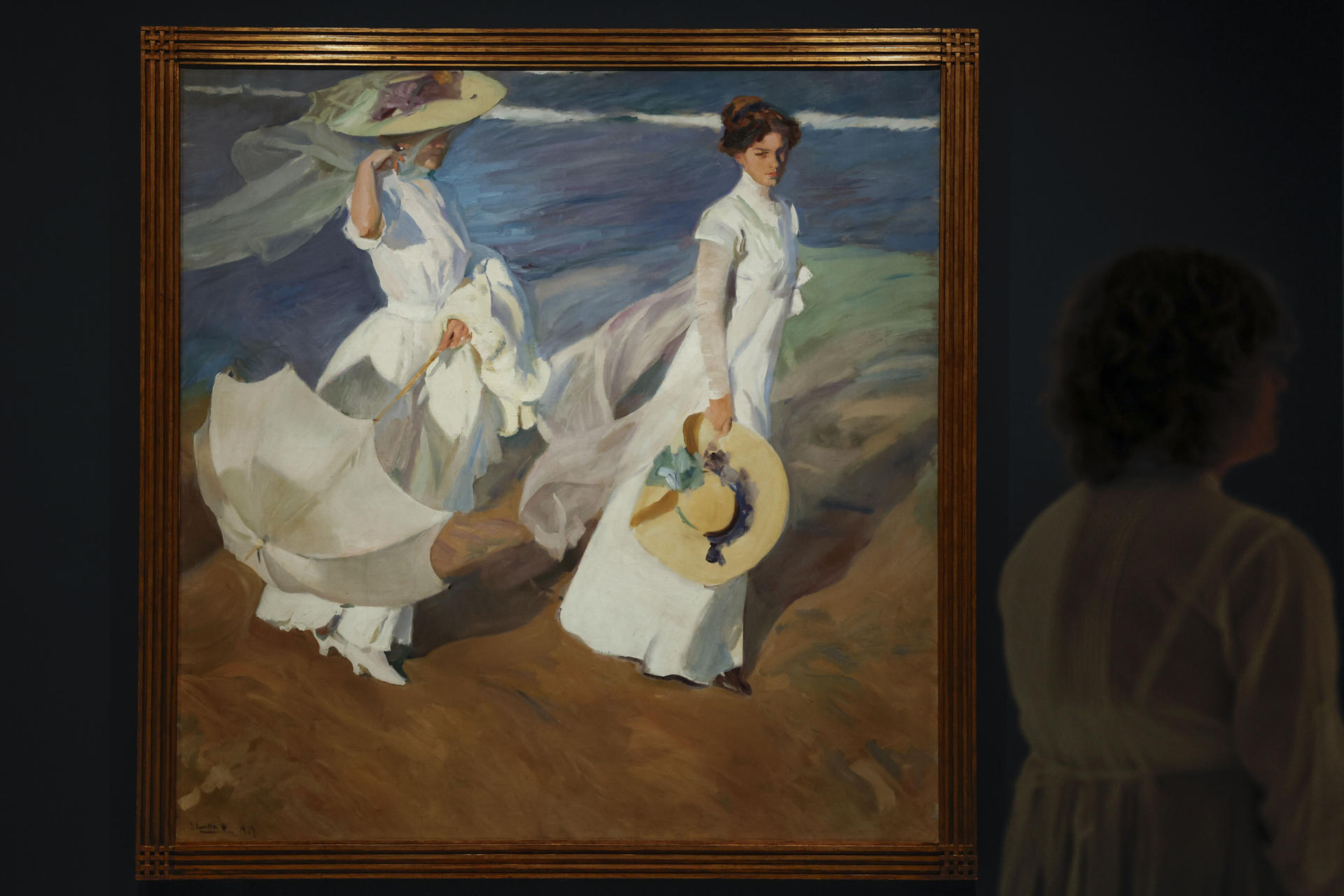 La Fundación Bancaja presenta la exposición "Sorolla. Obras maestras del Museo Sorolla", una selección de las creaciones más destacadas de la colección de pintura del Museo Sorolla y de la Fundación Museo Sorolla, como Paseo a la orilla del mar, El baño del caballo o La siesta, que se exponen en València por el cierre temporal de la casa-museo del artista en Madrid para su ampliación y rehabilitación. En la imagen una mujer hombre observa la obra "Paseo a la orilla del mar" (1909). EFE/Ana Escobar