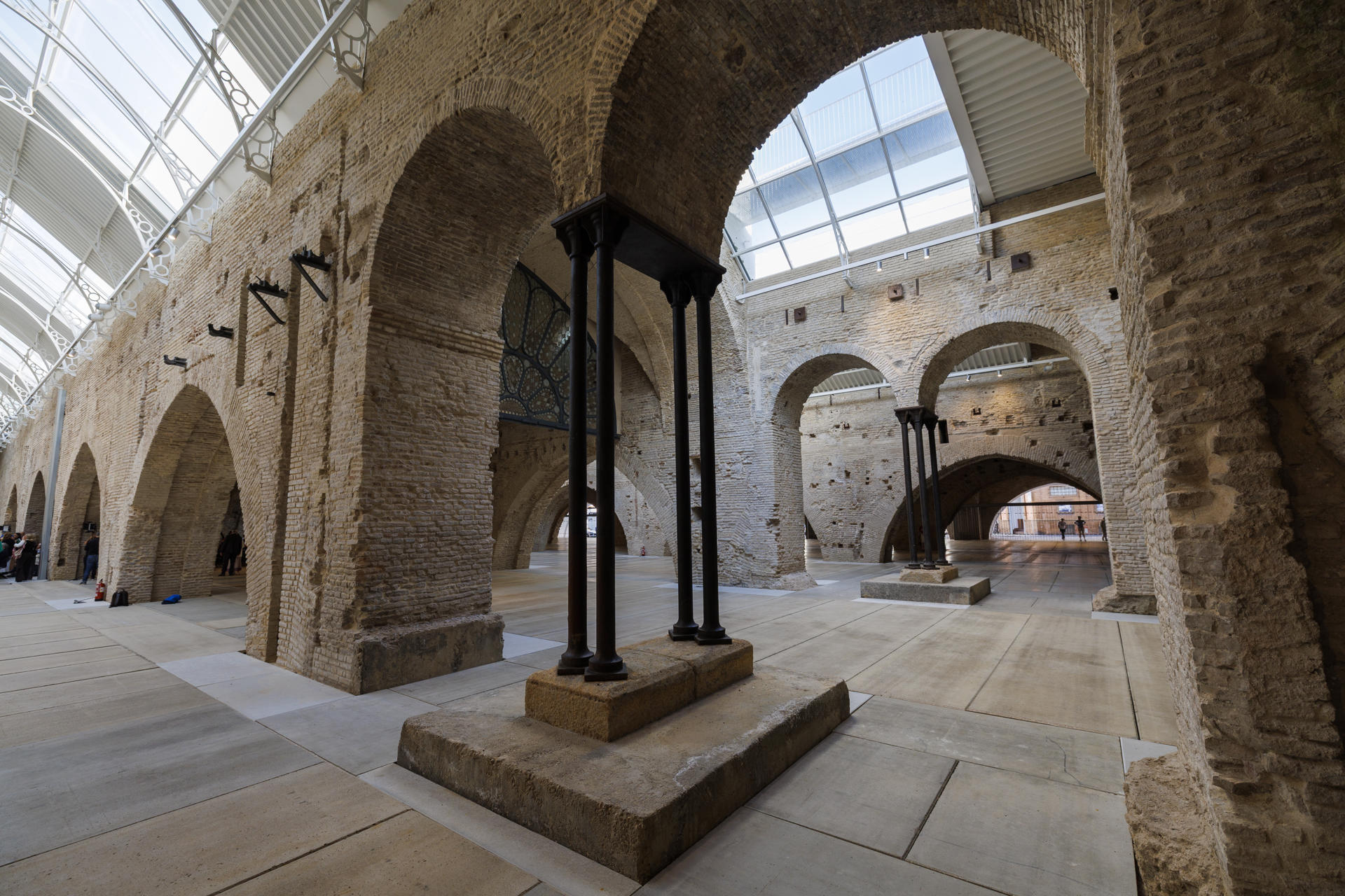 Imagen del interior de las Atarazanas de Sevilla, el antiguo astillero medieval y principal arsenal militar para la Corona de Castilla, que reabre tras décadas de abandono y una polémica rehabilitación que ha durado varios años para convertirse en un espacio cultural. EFE/ Julio Muñoz
