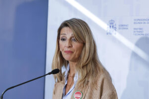 La vicepresidenta segunda y ministra de Trabajo y Economía Social, Yolanda Díaz, presenta el Plan Estratégico 2025 -2027 de la ITSS, Nuevos tiempos de trabajo, nuevas formas de actuación", y la nueva imagen institucional del organismo, este jueves. EFE/ Javier Lizón