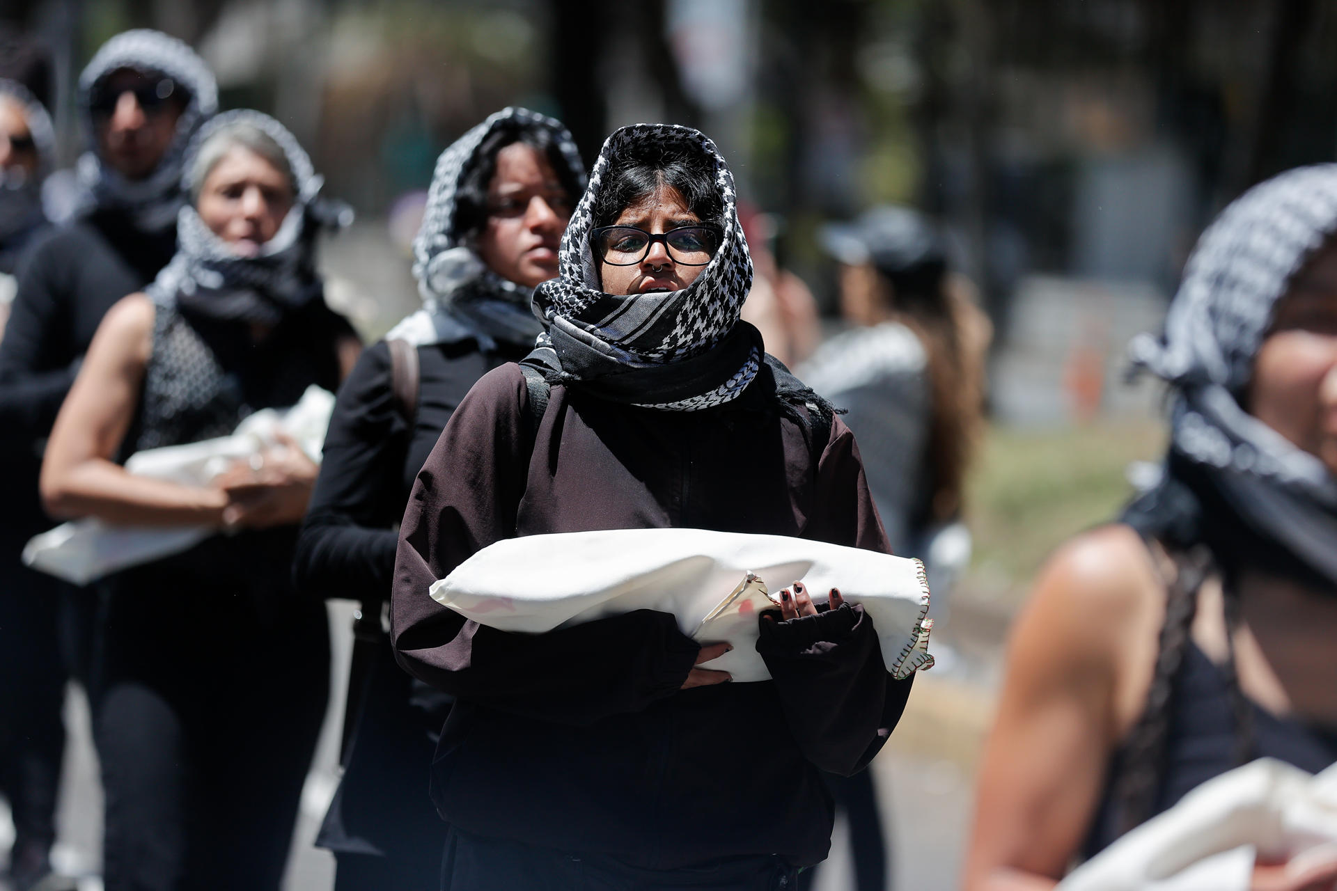 Personas participan durante la segunda peregrinación por la paz en Palestina este domingo, en Quito (Ecuador). EFE/José Jácome
