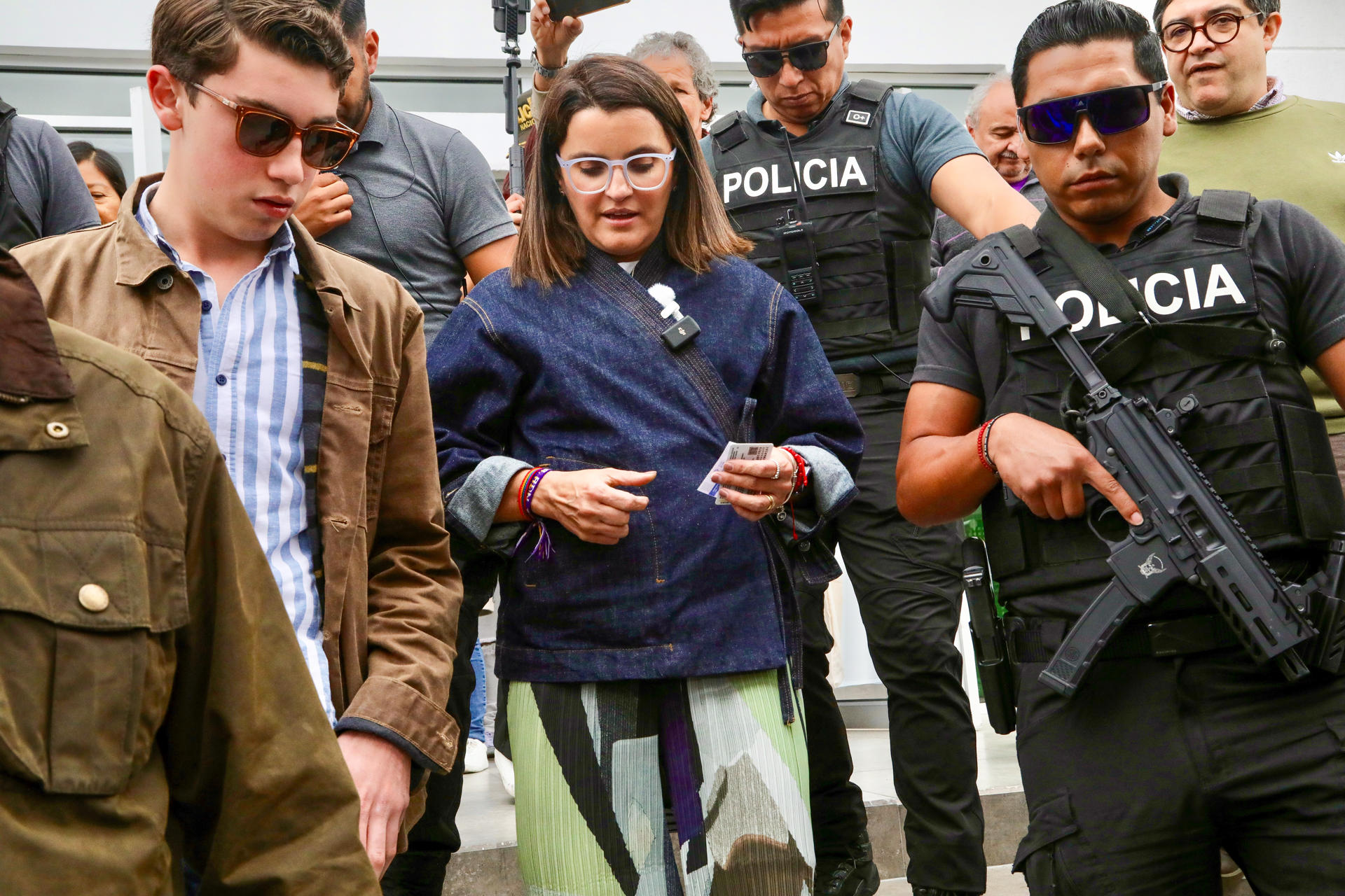 Fotografía de archivo de la vicepresidenta de Ecuador, María José Pinto (c), en Quito (Ecuador). EFE/Gianna Benalcázar