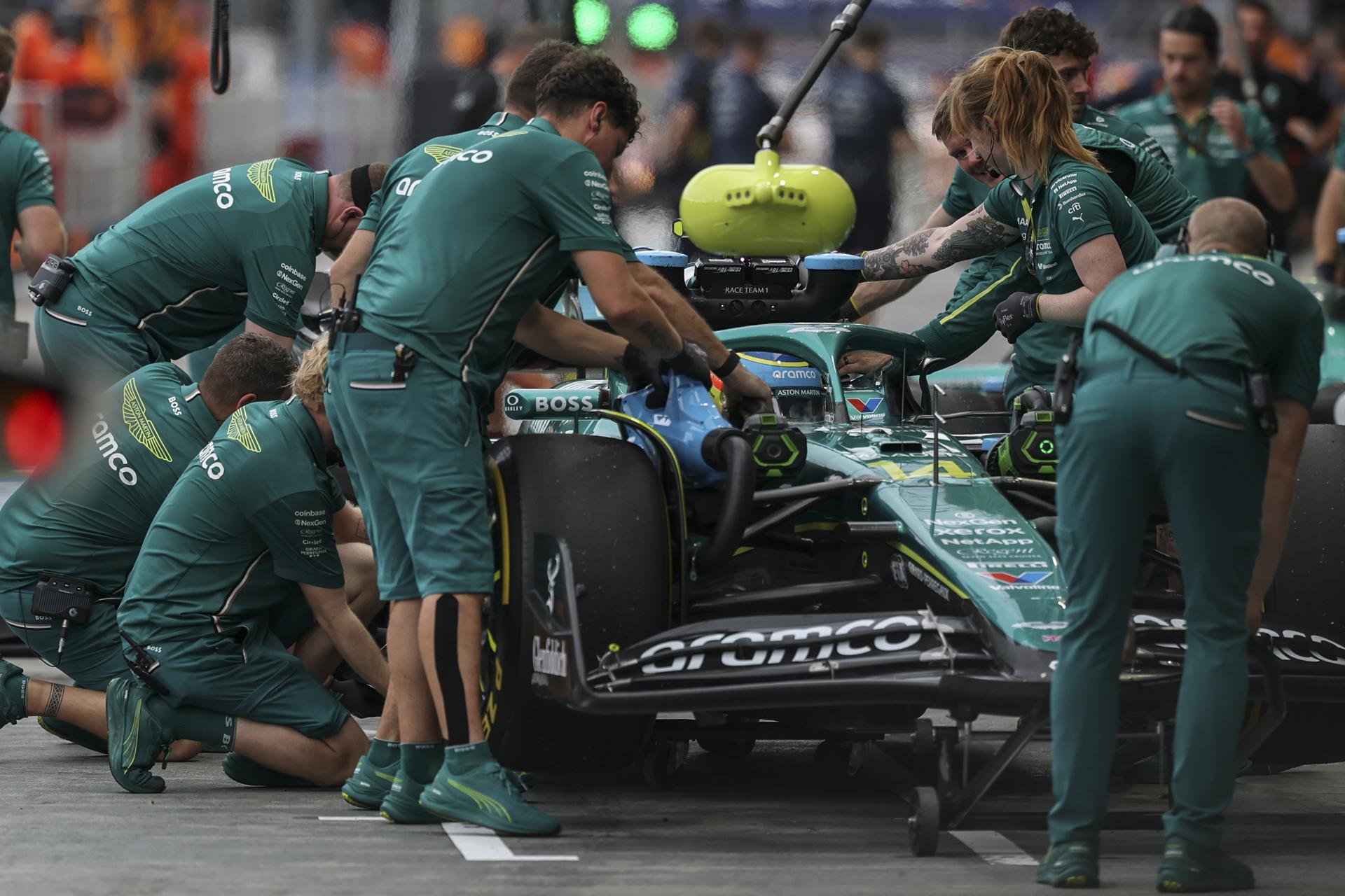 Fernando Alonso (Aston Martin) durante los entrenamientos libres para el Gran Premio de Fórmula Uno de Singapur. EFE/EPA/FAZRY ISMAIL
