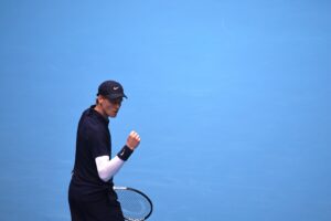 El tenista italiano Jannik Sinner de Italia en acción durante la final de individuales masculinos contra el estadounidense Learner Tien del Abierto de China. EFE/EPA/ANDRES MARTINEZ CASARES