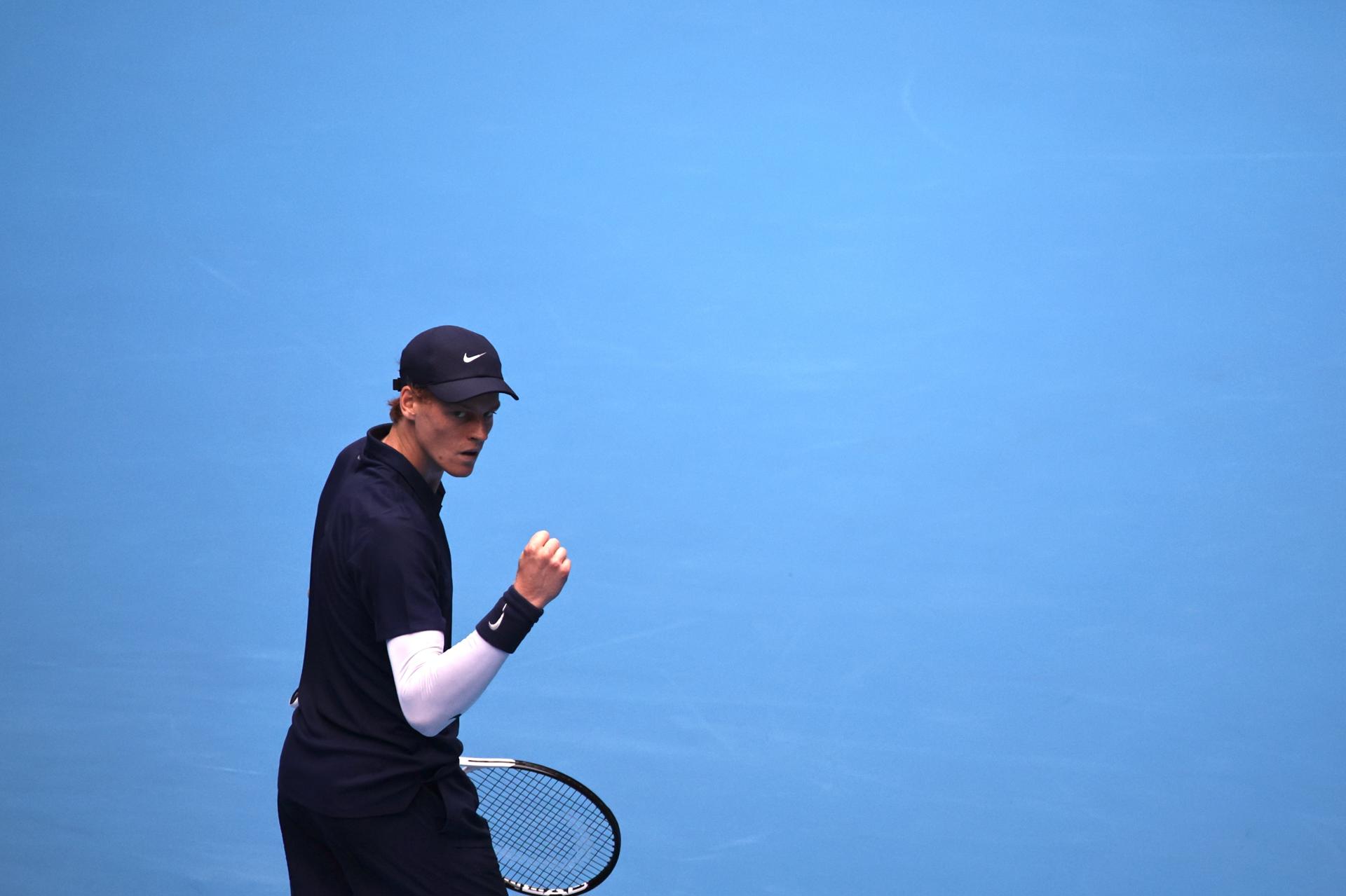 El tenista italiano Jannik Sinner de Italia en acción durante la final de individuales masculinos contra el estadounidense Learner Tien del Abierto de China. EFE/EPA/ANDRES MARTINEZ CASARES