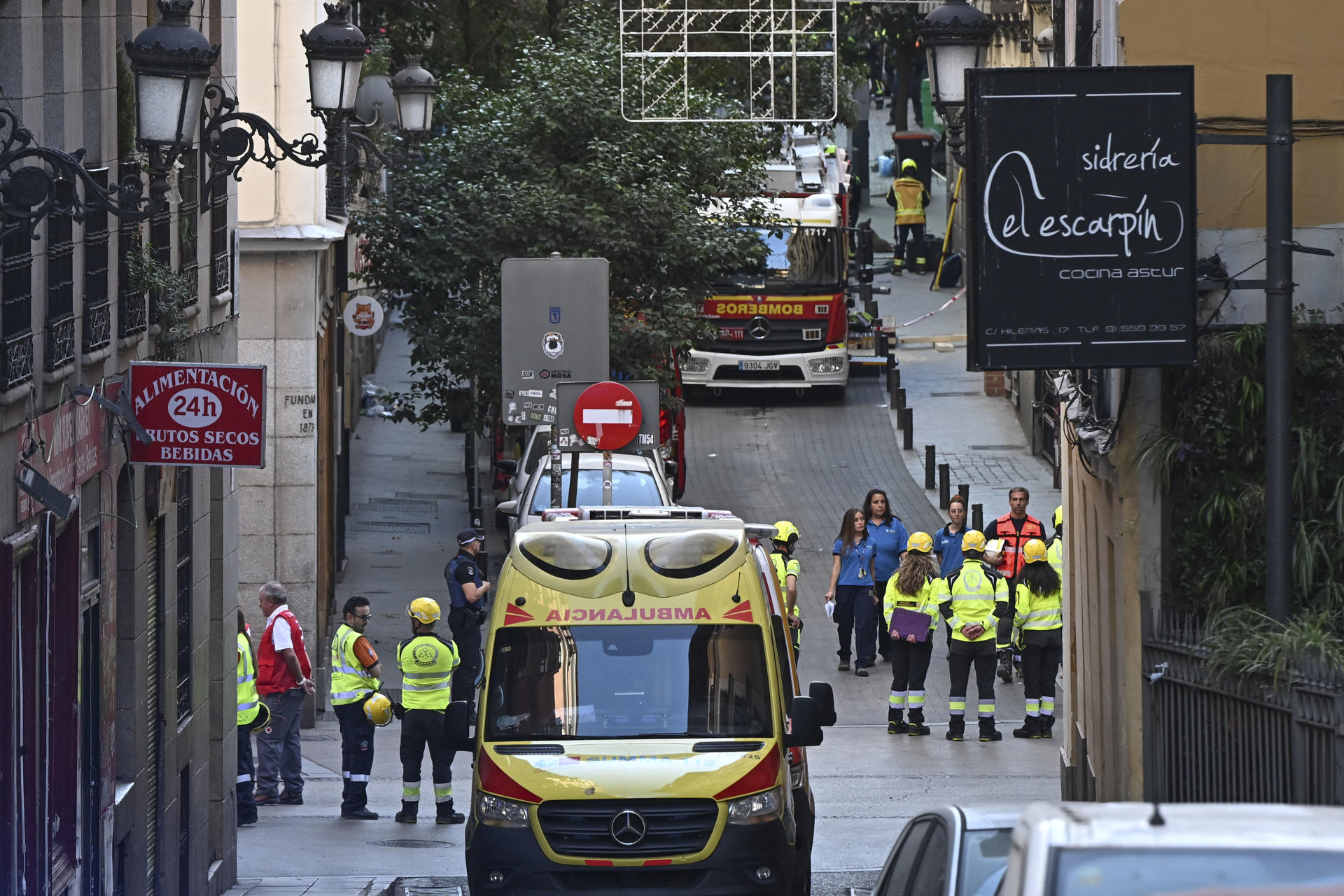 Inmediaciones del lugar en el que el derrumbe parcial de un edificio en pleno centro de Madrid, en una calle situada cerca de la plaza de Ópera, ha dejado por el momento tres trabajadores heridos -uno de ellos grave- y cuatro desaparecidos, a los que los servicios de emergencia siguen buscando. EFE/ Fernnado Villar