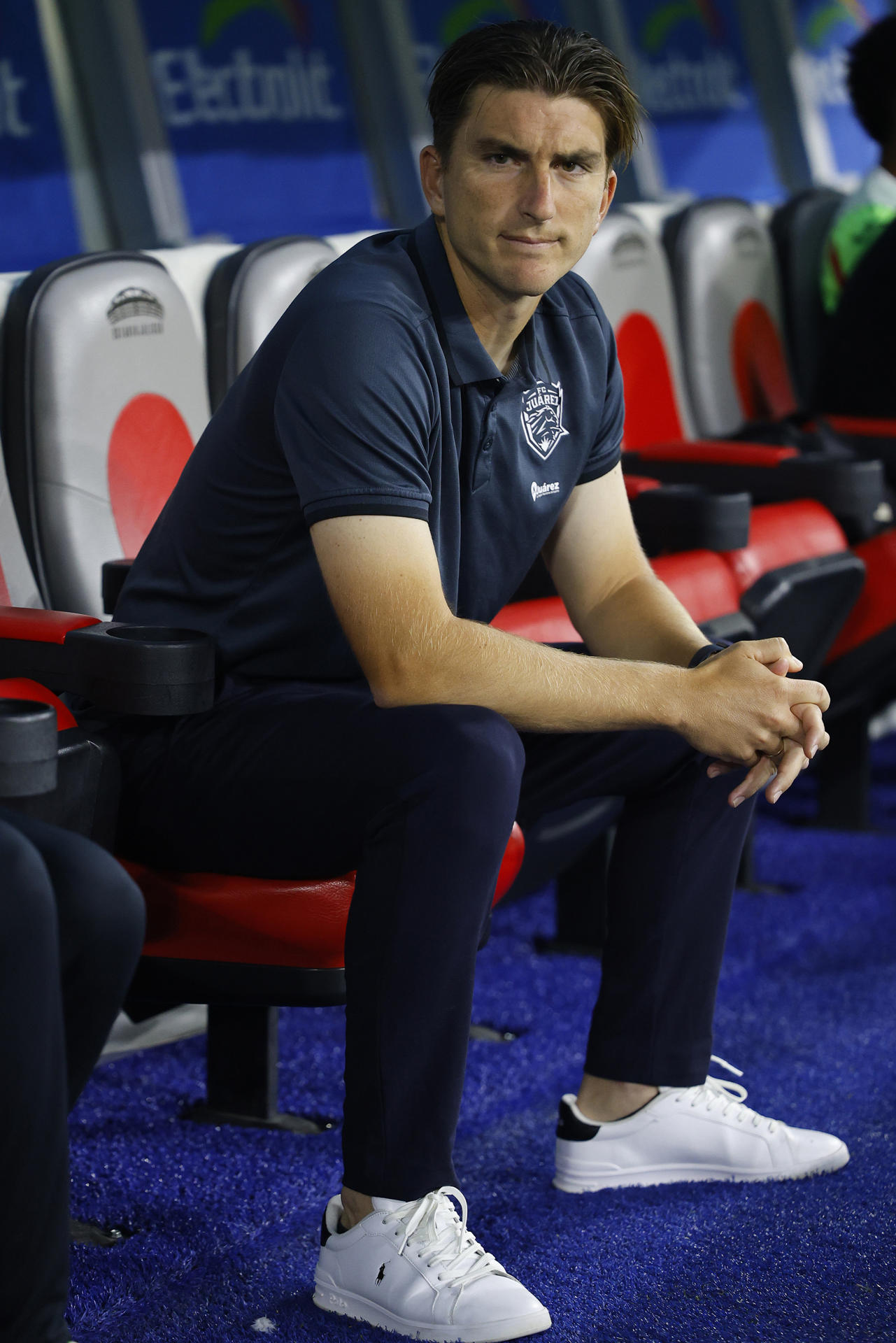 El técnico de Juárez FC, Martin Varini, reacciona durante un partido entre Atlas vs Juárez FC este viernes, en el estadio Jalisco, en Guadalajara (México). EFE/Francisco Guasco