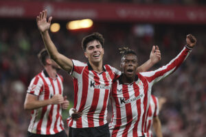 El centrocampista del Athletic Club Alejandro Rego celebra su gol contra el Mallorca junto a Nico Williams, durante el partido de la jornada 8 de LaLiga EA Sports entre el Athletic Club y el Mallorca, este sábado en el estadio de San Mamés en Bilbao.-EFE/ Luis Tejido