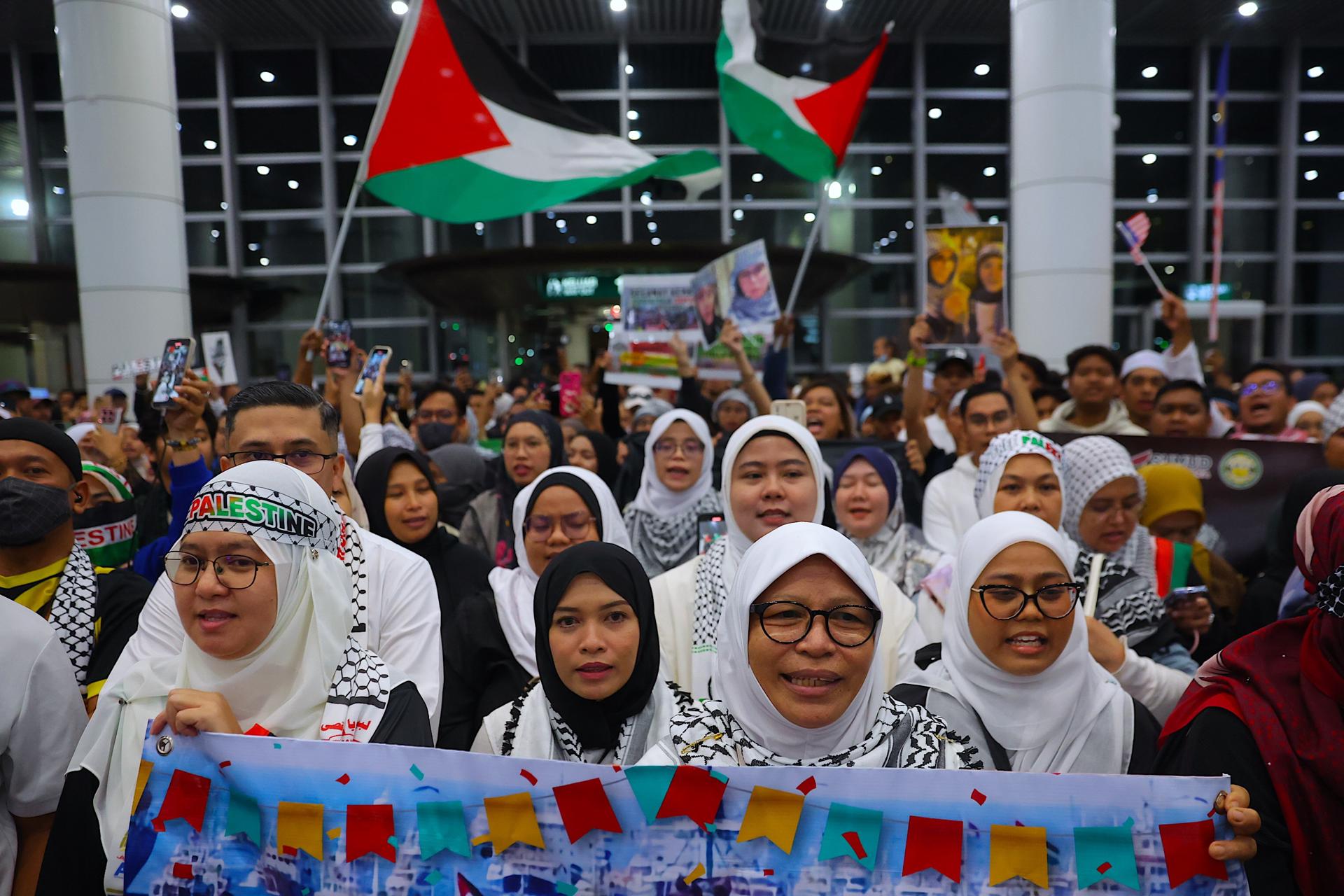 Decenas de malasios dieron la bienvenida a sus 23 compatriotas que viajaban a Gaza con la Global Sumud Flotilla cuando fueron detenidos por Israel.
EFE/EPA/FAZRY ISMAIL

