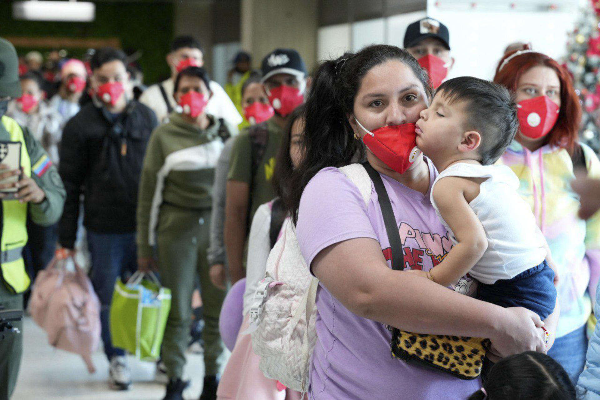 Fotografía cedida donde se observa a personas ingresar al país en el aeropuerto internacional Simón Bolívar, en Maiquetia (Venezuela). EFE/ Ministerio de Interior, Justicia y Paz