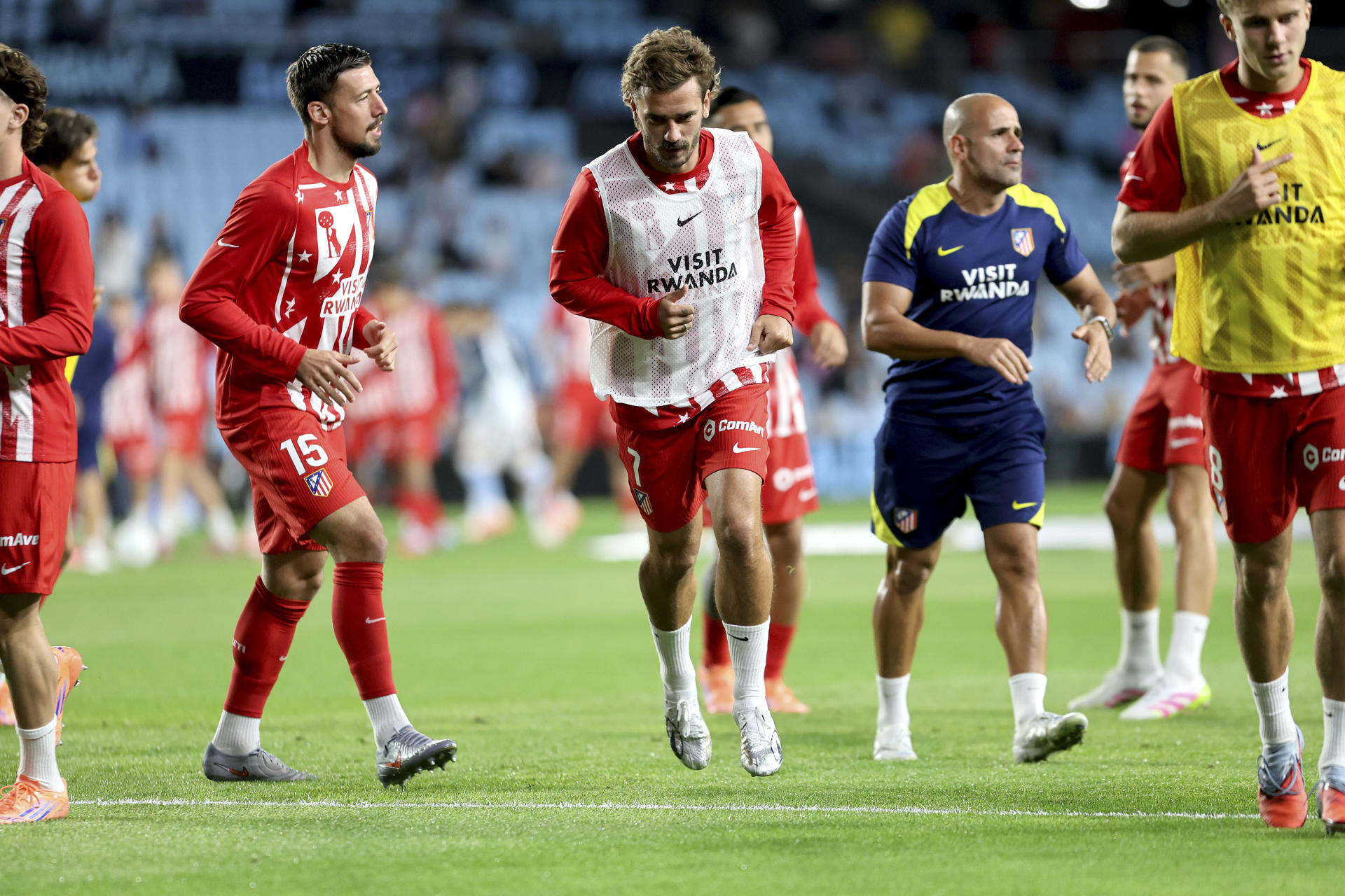 -Los jugadores del Atlético de Madrid calientan antes del partido de la jornada 8 de LaLiga EA Sports entre el Celta de Vigo y el Atlético de Madrid, este domingo en el estadio Balaídos de Vigo.- EFE / Salvador Sas