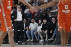 El entrenador del Valencia, Pedro Martínez, durante el partido de la Euroliga de baloncesto que Valencia Basket y Virtus Bolonia jugaron Roig Arena en foto de archivo de Manuel Bruque. EFE