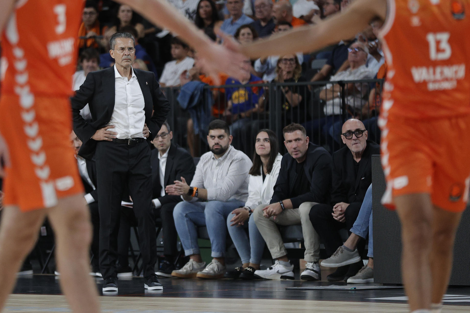 El entrenador del Valencia, Pedro Martínez, durante el partido de la Euroliga de baloncesto que Valencia Basket y Virtus Bolonia jugaron Roig Arena en foto de archivo de Manuel Bruque. EFE