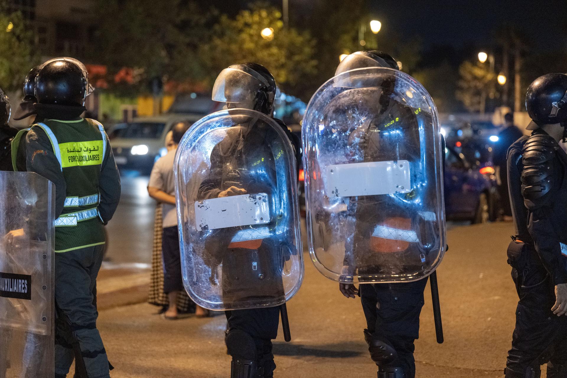 Las fuerzas de seguridad marroquíes hacen guardia durante una manifestación en Rabat, Marruecos, el 30 de septiembre de 2025. EFE/EPA/JALAL MORCHIDI
