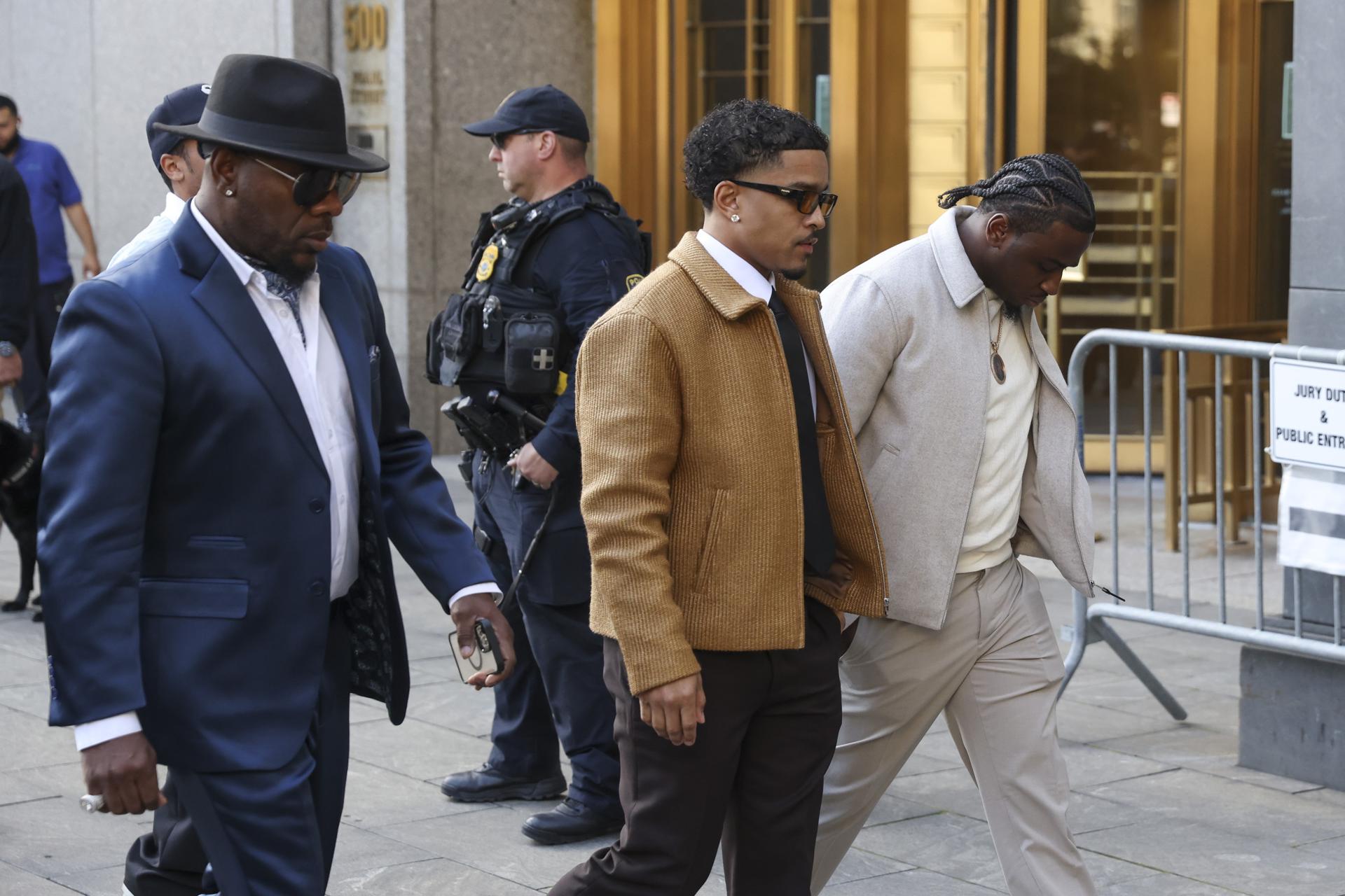 Justin Dior Combs (C), hijo del rapero y ejecutivo discográfico estadounidense Sean 'Diddy' Combs, entra en la corte federal para la sentencia de su padre en Nueva York, EE.UU. EFE/SARAH YENESEL