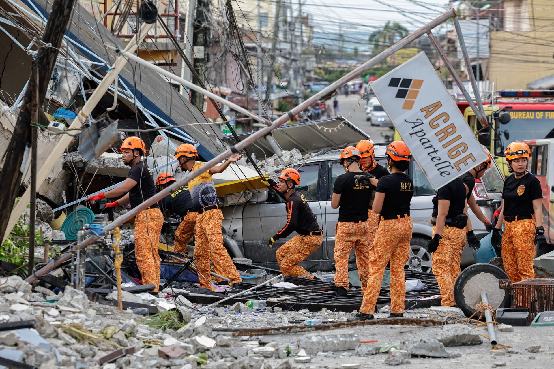 Equipos de emergencia entre las ruinas de un edificio derrumbado en la ciudad filipina de Bogo, cerca del epicentro del terremoto que sacudió esta semana la región central del país.
EFE/EPA/ROLEX DELA PENA