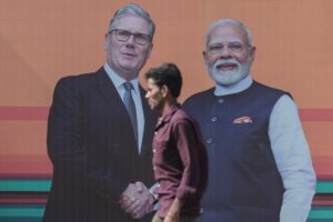 Carteles del primer ministro británico Keir Starmer (I) y el primer ministro indio Narendra Modi (D), colocados en un lateral de la carretera en Mumbai, India, 08 de octubre de 2025. 
EFE/EPA/DIVYAKANT SOLANKI
/SOLANKI