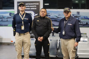 Fotografía cedida por Migración Colombia que muestra al ciudadano ecuatoriano Rolando Federico Gómez Quinde (c), alias Fede, custodiado por funcionarios de Migración Colombia este viernes, en Bogotá (Colombia). EFE/ Migración Colombia /SOLO USO EDITORIAL/ NO VENTAS/ SOLO DISPONIBLE PARA ILUSTRAR LA NOTICIA QUE ACOMPAÑA (CRÉDITO OBLIGATORIO)