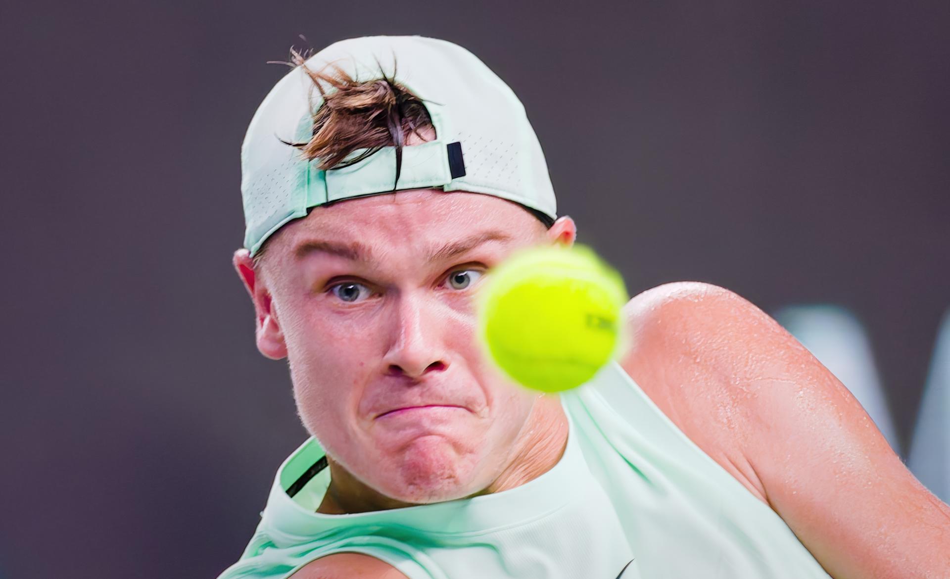 El danés Holger Rune, en un momento del partido contra el francés Giovanni Perricard en el Abierto de Shanghái Masters. EFE/EPA/ALEX PLAVEVSKI
