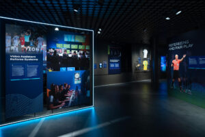 La influencia de las nuevas tecnologías en diversos aspectos del fútbol, desde su retransmisión televisiva al arbitraje con el VAR, inspira una nueva exposición inmersiva que se inaugura este miércoles en el Museo FIFA de Zúrich. EFE/ FIFA