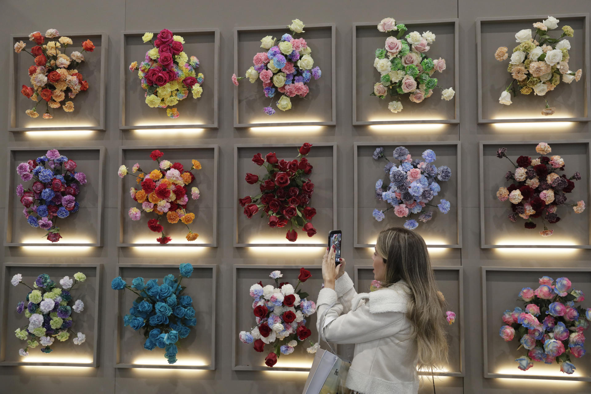 Una mujer (i) fue captado este miércoles, 1 de octubre, al recorrer la feria Proflora, la muestra comercial de flores más importante de América, en el recinto ferial de Corferias, en Bogotá (Colombia). EFE/Carlos Ortega
