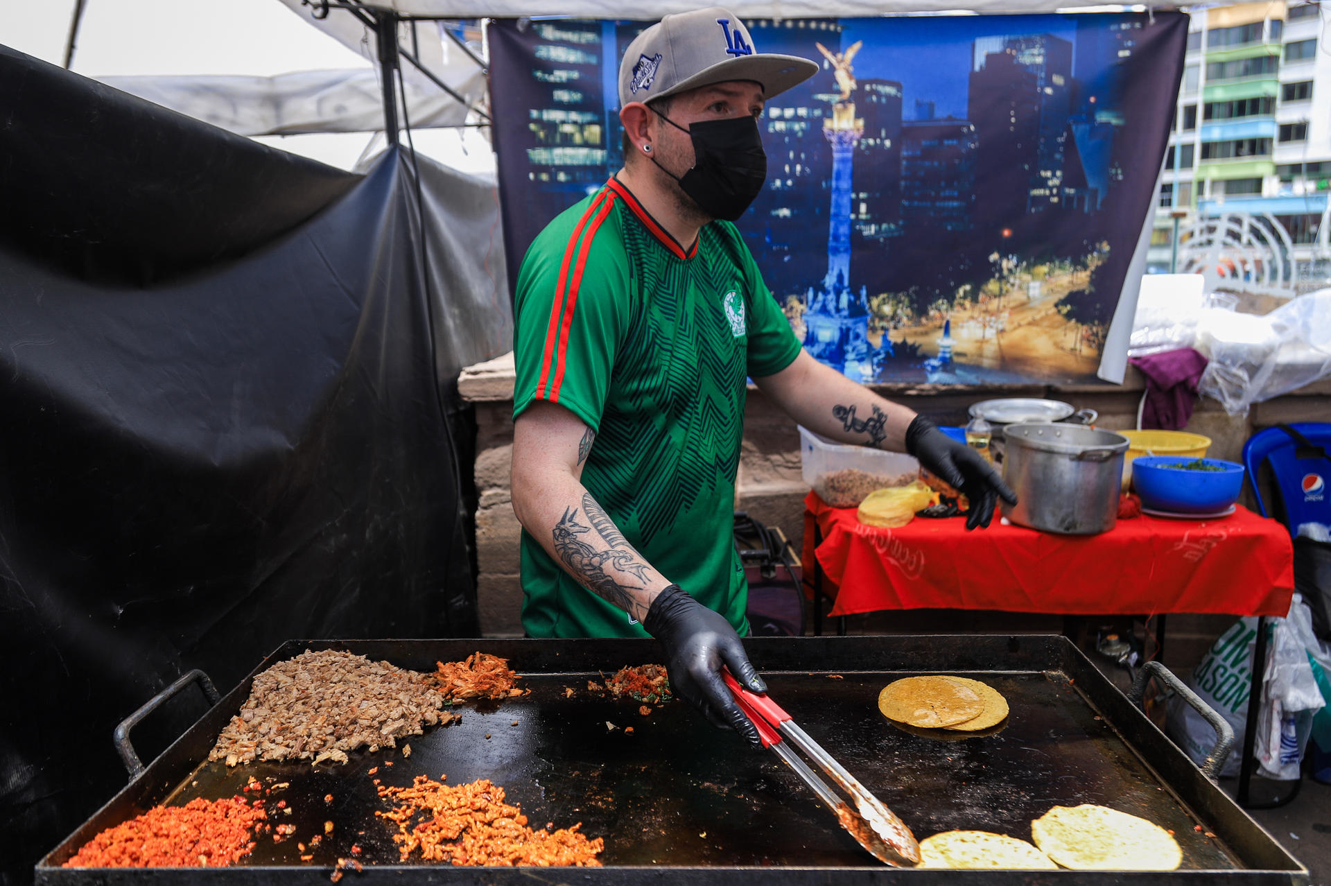 Un chef mexicano prepara tacos durante el encuentro internacional 'Sabores del mundo' este sábado, en La Paz (Bolivia). EFE/ Gabriel Márquez
