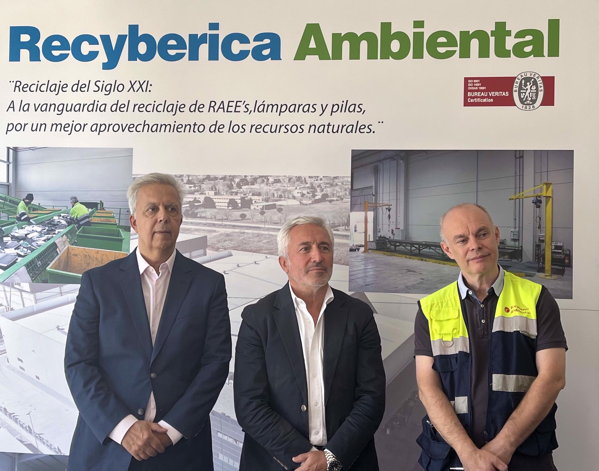 De izda a dcha: el director general de Recybérica Ambiental, Fermín Rodríguez, el director de marketing de Recyclia, Julio Lema, y el jefe de la planta de Recybérica Ambiental en Torrejón de Ardoz, Arturo Couto. EFE/ Nicole Vargas.
