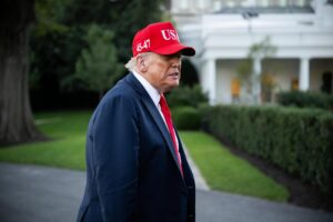 El presidente de EE.UU., Donald Trump, fue captado este domingo, 5 de octubre, al atender a la prensa, a su regreso a la Casa Blanca, en Washington, DC (EE.UU.). EFE/Graeme Sloan/Pool