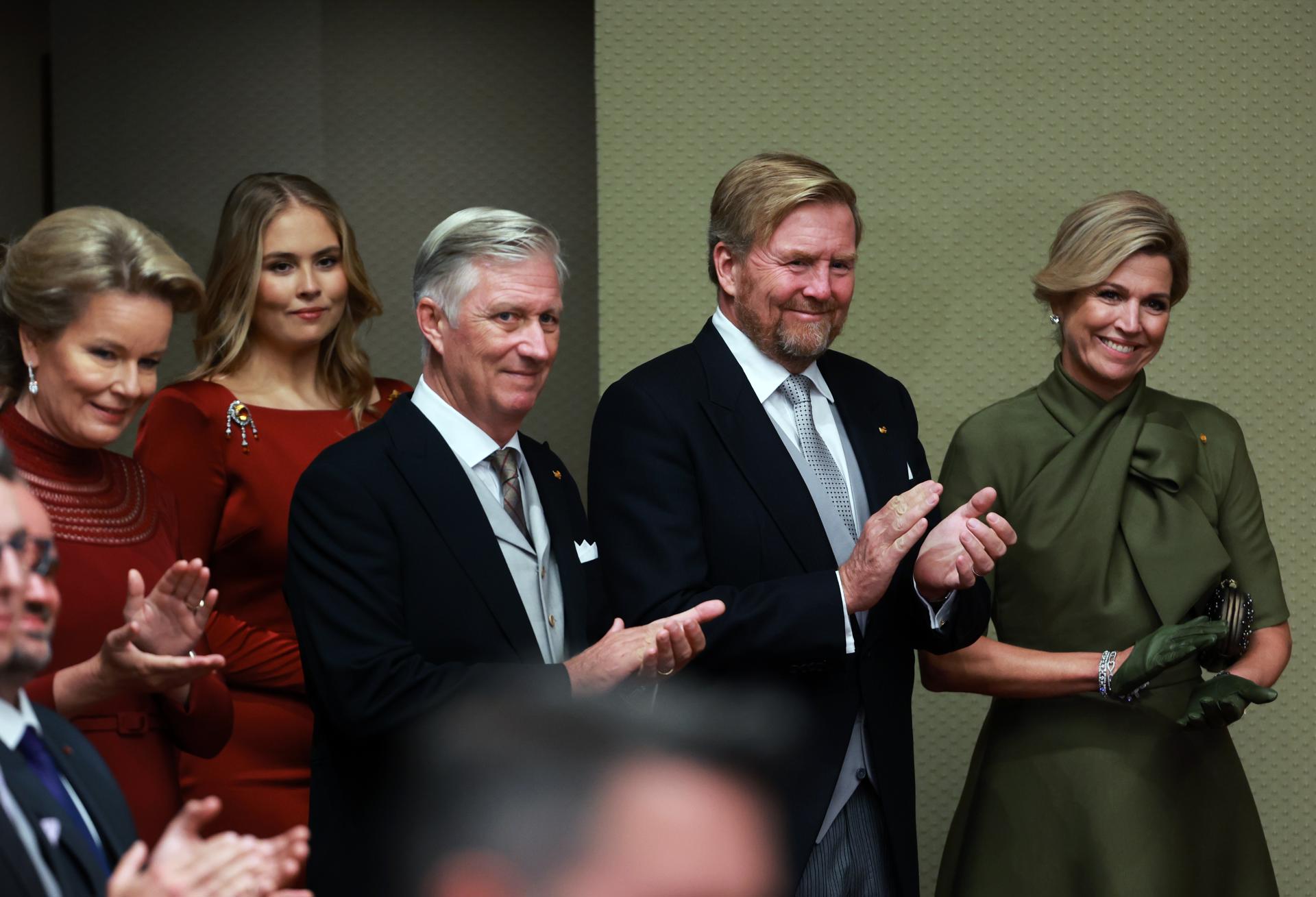 De izquierda a derecha, la Reina Mathilde de Bélgica, la Princesa Heredera Catharina-Amalia de los Países Bajos, Princesa de Orange; el Rey Felipe de Bélgica, el Rey Guillermo-Alejandro de los Países Bajos y la Reina Máxima de los Países Bajos, durante la ceremonia de juramento del Gran Duque de Luxemburgo Guillermo, este viernes en la Cámara de Diputados en Luxemburgo. EFE/EPA/OLIVIER HOSLET