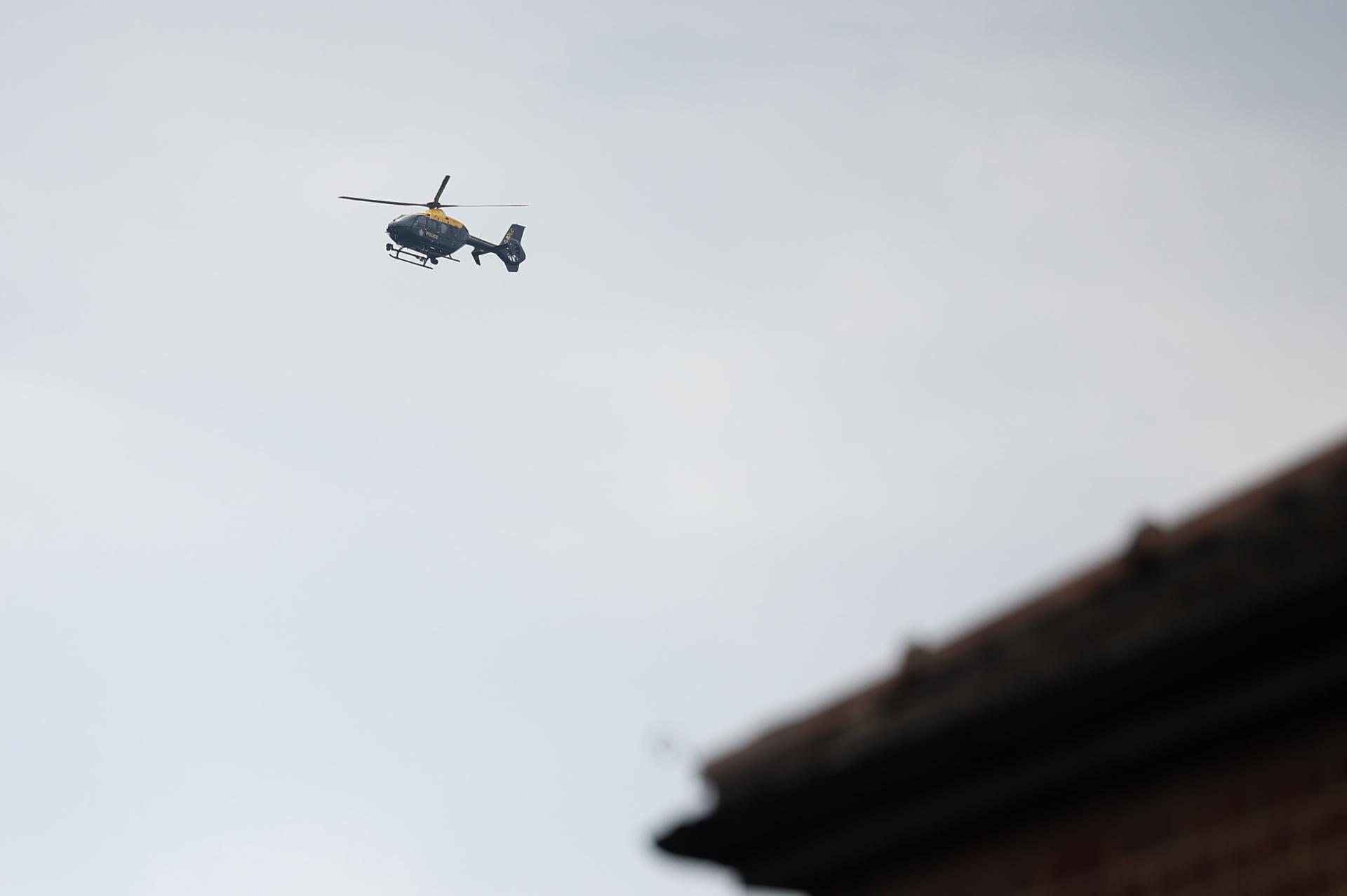 Un helicóptero de la policía sobrevuela el lugar del ataque en Mánchester. EFE/EPA/ADAM VAUGHAN

