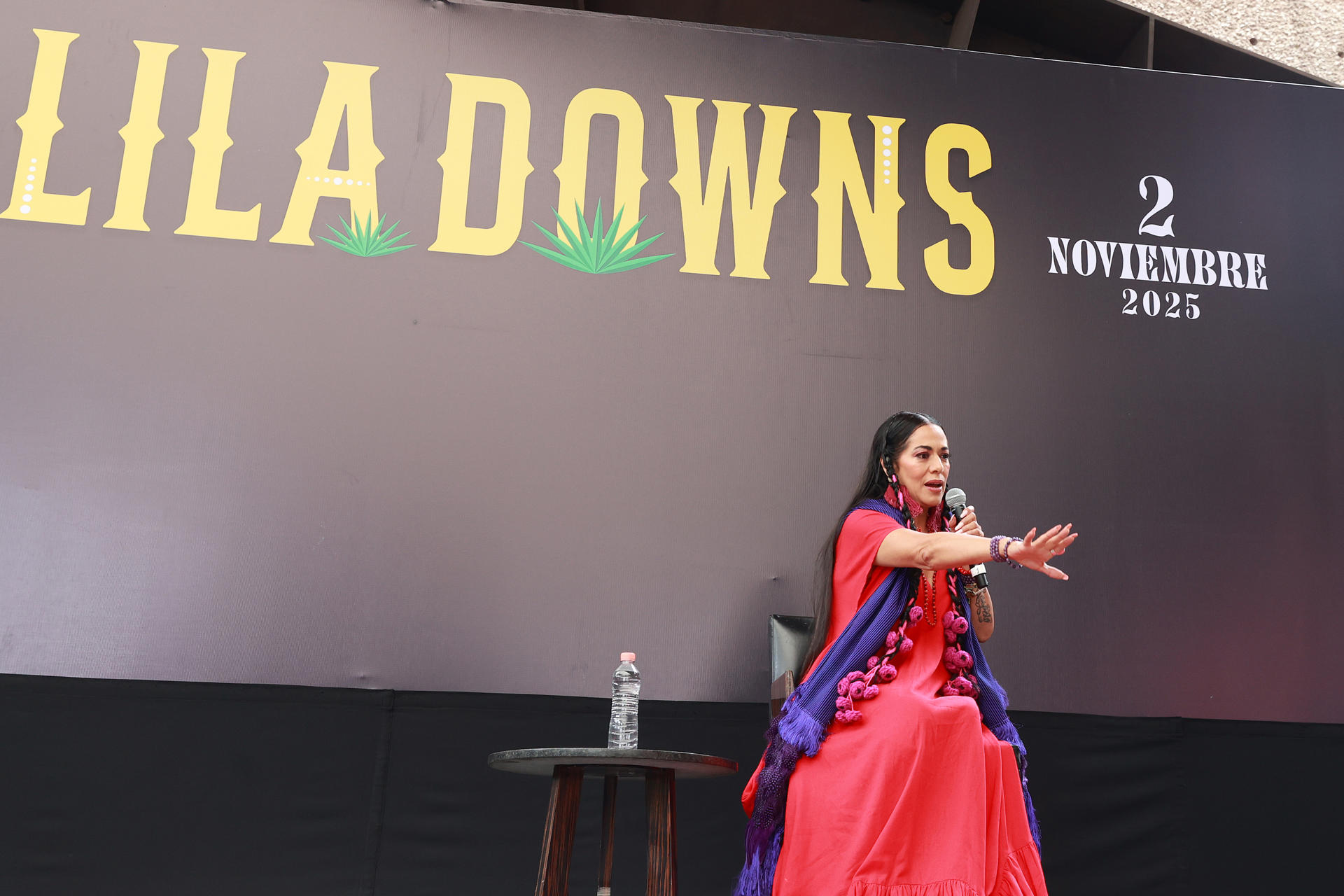 La cantante y compositora oaxaqueña, Lila Downs, habla durante una rueda de prensa este miércoles, en el Auditorio Nacional de Ciudad de México (México). EFE/ Alex Cruz
