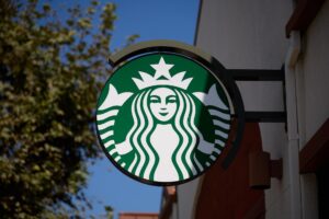 Un cartel de Starbucks en exhibición en Los Ángeles, California, EE.UU., el 25 de septiembre de 2025. EFE/EPA/Allison Dinner