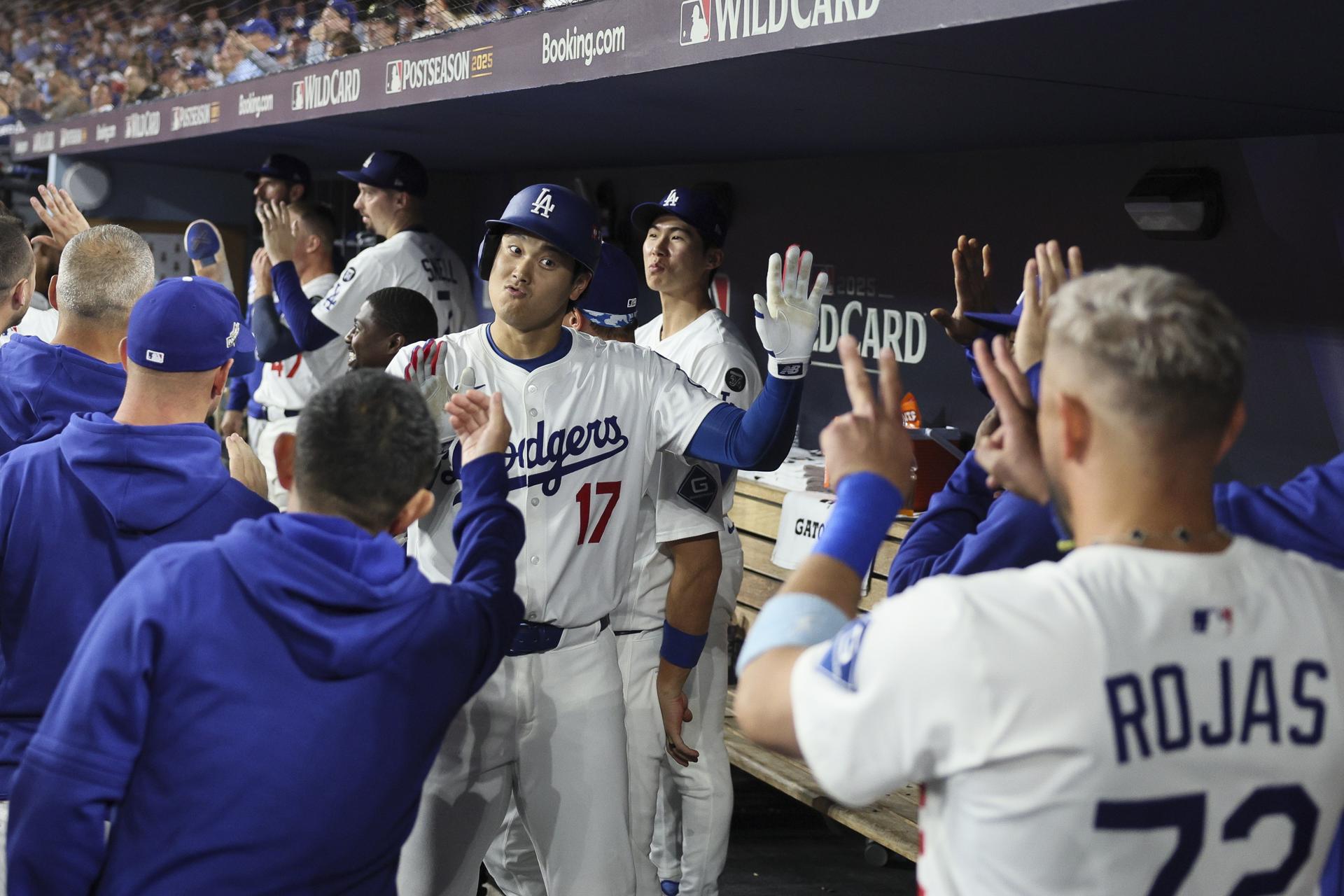 Shohei Ohtani es felicitado por sus compañeros tras conectar este martes en el Dodger Stadium el jonrón más largo de 2025 en el primer desafío de una de las Series de Comodines de la Liga Nacional contra los Rojos de Cincinnati. EFE/EPA/ALLISON DINNER
