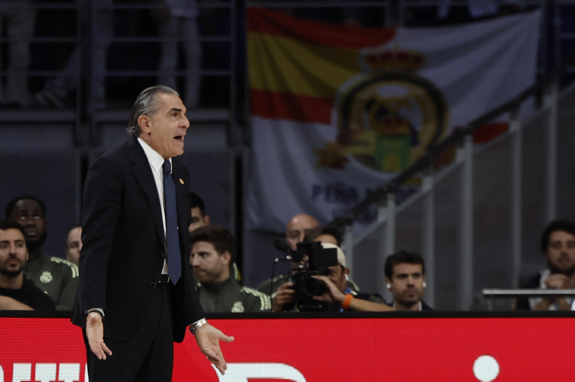 El entrenador del Real Madrid, Sergio Scariolo, da instrucciones a sus jugadores contra el Dreamland Gran Canaria durante el partido de la Liga Endesa de baloncesto disputado en el pabellón Movistar Arena, en Madrid. EFE/ Sergio Pérez
