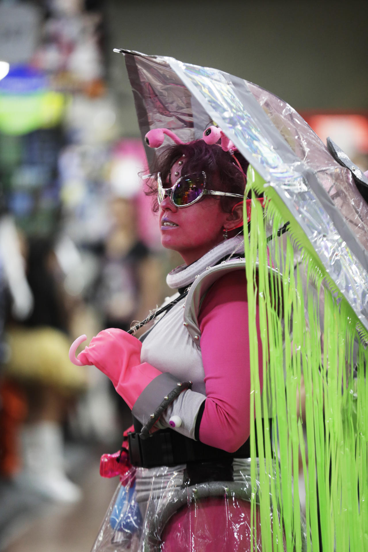 Una persona disfrazada participa en el Salón del Ocio y la Fantasía (SOFA 2025) este 9 de octubre de 2025, en Corferias, Bogotá (Colombia). EFE/ Carlos Ortega