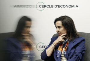 La ministra de Defensa, Margarita Robles, durante su participación este miércoles en un diálogo sobre la política de Defensa en el Cercle d'Economia de Barcelona, donde ha pedido "responsabilidad" a la Global Sumud Flotilla (GSF), que lleva alimentos y medicamentos a Gaza, ya que si entran en la zona de exclusión definida por Israel "pueden poner en riesgo la vida de muchas personas". EFE/Andreu Dalmau