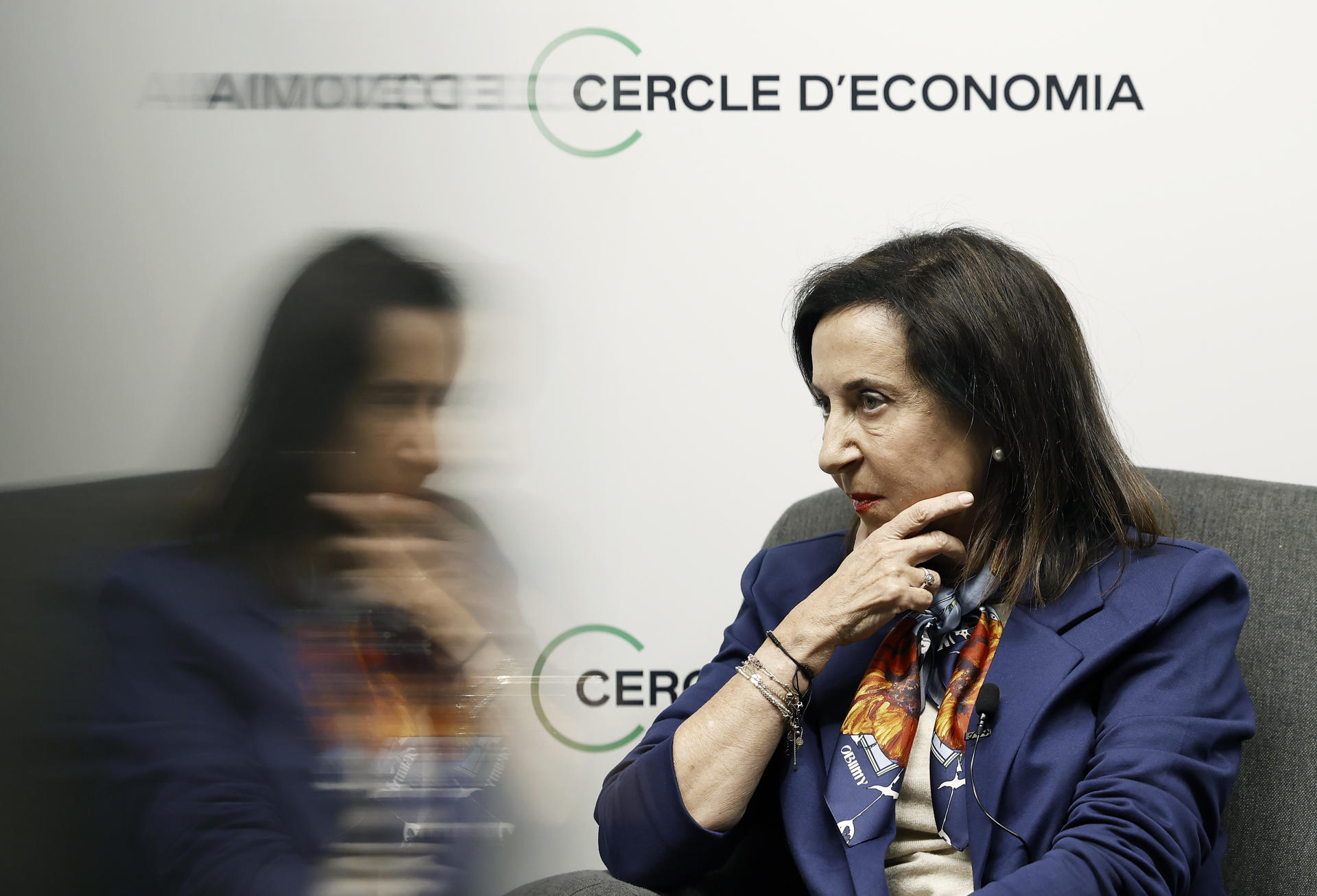 La ministra de Defensa, Margarita Robles, durante su participación este miércoles en un diálogo sobre la política de Defensa en el Cercle d'Economia de Barcelona, donde ha pedido "responsabilidad" a la Global Sumud Flotilla (GSF), que lleva alimentos y medicamentos a Gaza, ya que si entran en la zona de exclusión definida por Israel "pueden poner en riesgo la vida de muchas personas". EFE/Andreu Dalmau