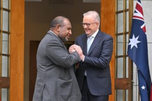El primer ministro de Australia, Anthony Albanese (i), junto a su homólogo de Papúa Nueva Guinea, James Marape (d).
EFE/EPA/MICK TSIKAS NO ARCHIVING AUSTRALIA AND NEW ZEALAND OUT