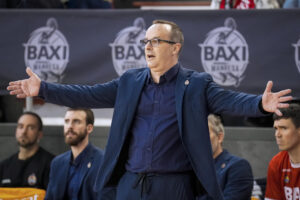 Fotografía de David Borrat, en la que puede verse en una imagen de archivo del 19 de abril de 2025 al entrenador del Baxi Manresa, Diego Ocampo, durante un partido. EFE