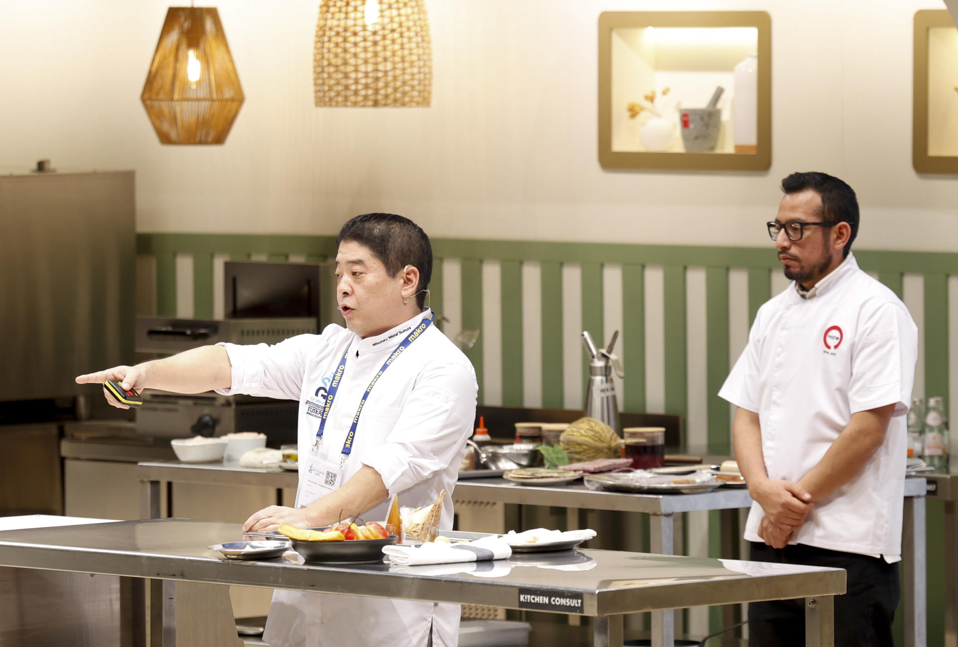El cocinero Mitduharu 'Micha' Tsumura (i), del restaurante Maido de Perú, elegido este año el mejor del mundo, protagoniza este martes la segunda jornada de San Sebastián Gastronomika, el decano de los congresos de gastronomía de España, que celebra también sus concursos de ensaladilla rusa y sopa de pescado. EFE/Juan Herrero.

