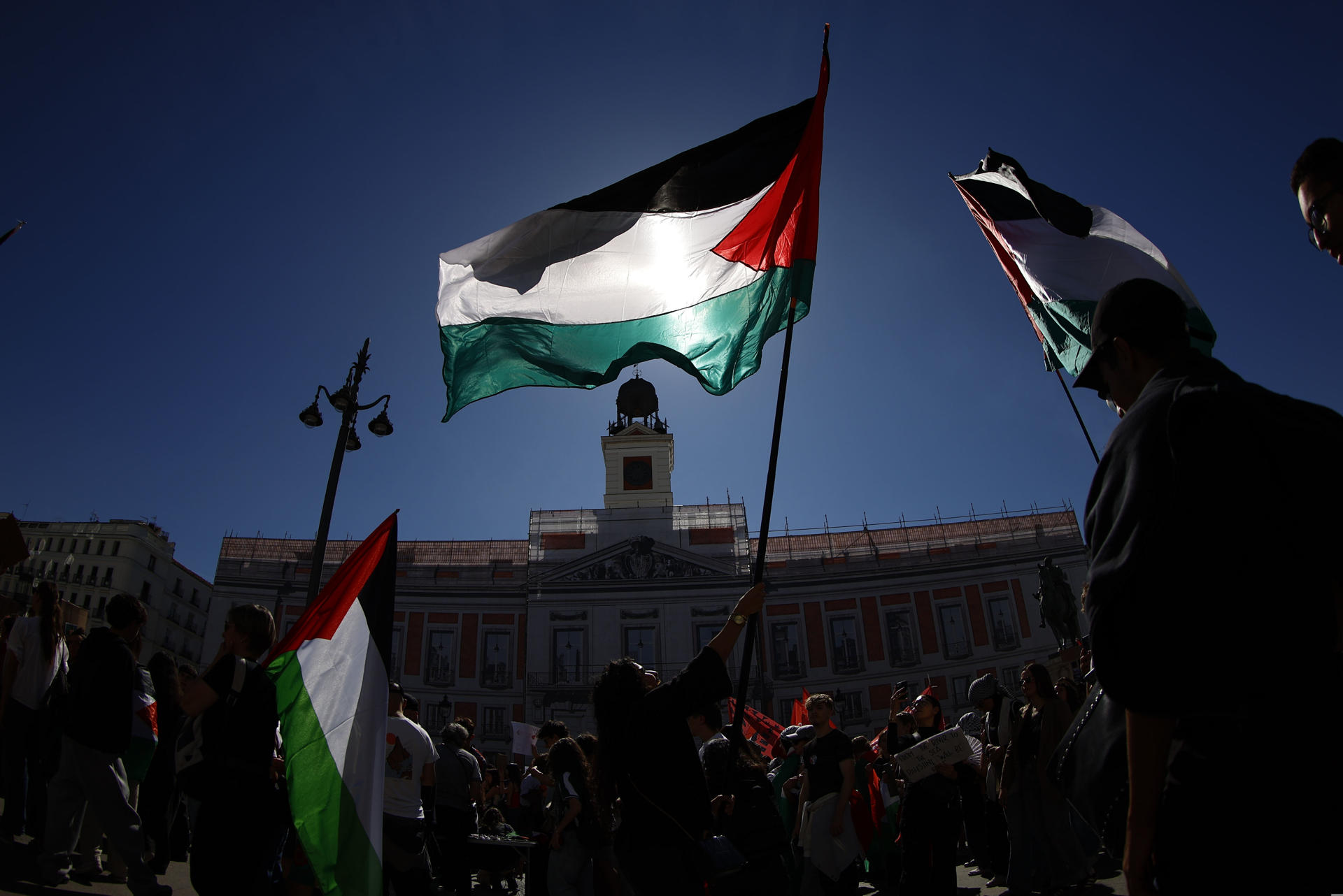 La bandera de Palestina ondea en la Puerta del Sol de Madrid, donde han llegado los participantes en la manifestación convocada este jueves en Madrid por el Sindicato de Estudiantes bajo el lema, 'Pararlo todo para parar el genocidio'. EFE/ Rodrigo Jimenez
