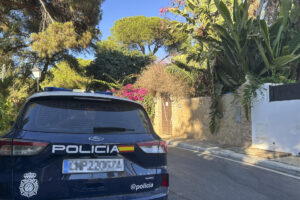 Una patrulla de Policía a las puertas del chalé ubicado en una zona residencial en la entrada de Marbella, en el distrito Elviria Las Chapas, en el que una mujer de 83 años ha sido asesinada este viernes con un arma blanca presuntamente a manos de su pareja, de 84, que ha sido detenido. EFE/Esther Gómez
